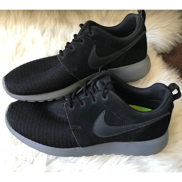 Nike Shoes - Nike Wmns Roshe Run Winter